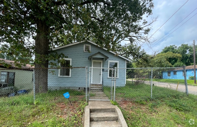 Building Photo - Remodeled 2 Bed Home