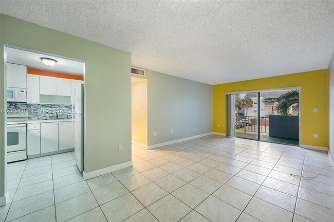 Building Photo - 1725 W 60th St Unit F220