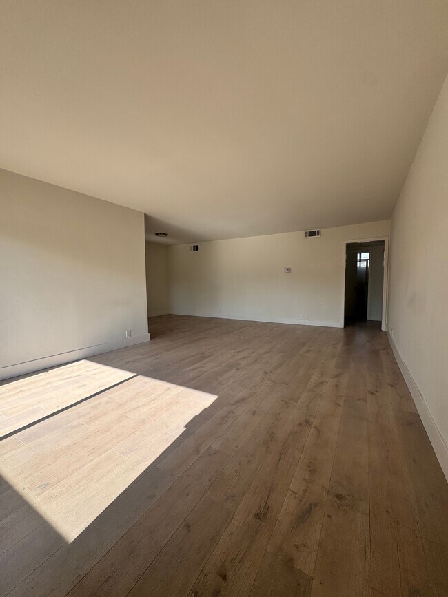 226 N La Peer Dr