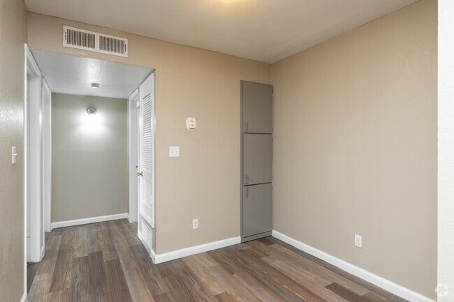 2BR, 1BA - 648SF