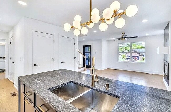 Photo - 1212 Frankie Aly