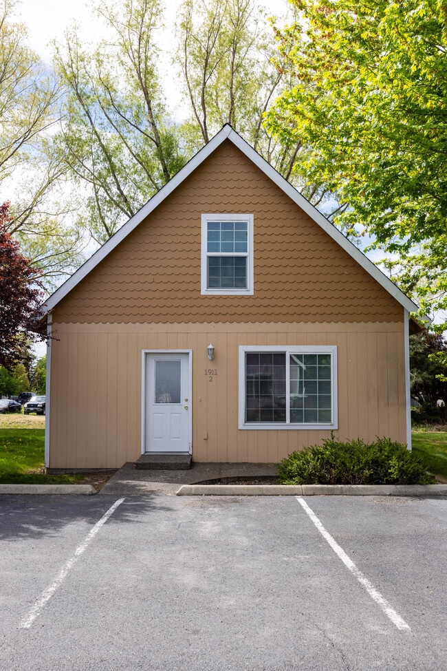 Cottage Grove - 1913 N Chestnut St