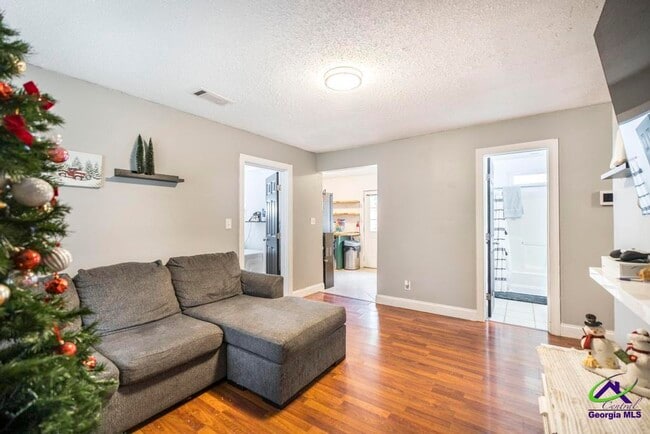 Photo - 100 Ravenwood Way