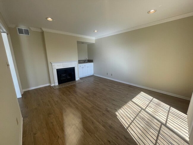 Photo - 360 Hollywood Way