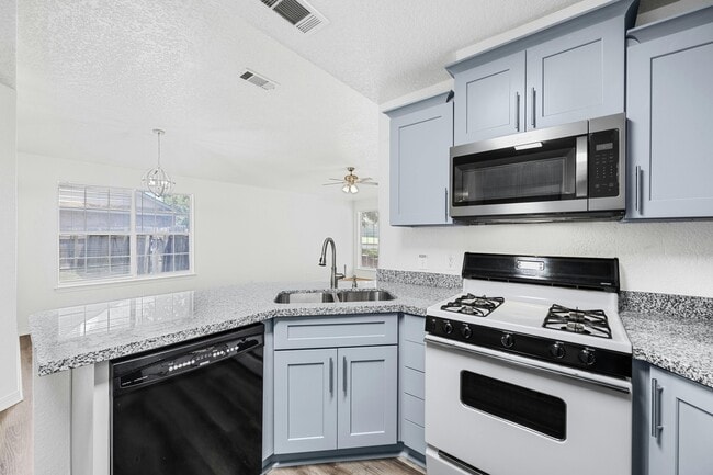 Kitchen - 502 Rockmoor Dr Unit B