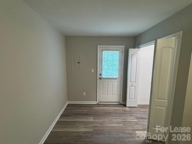 Photo - 320 Hamilton Dr NE