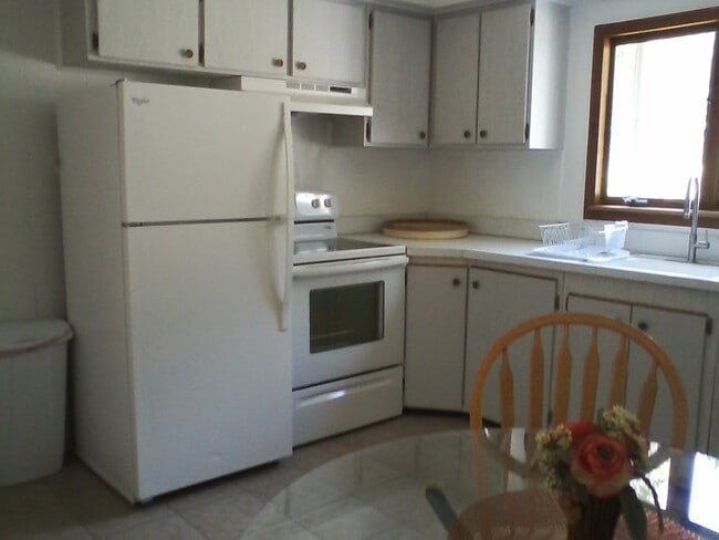 kitchen - 19 Siracusa Blvd Unit front