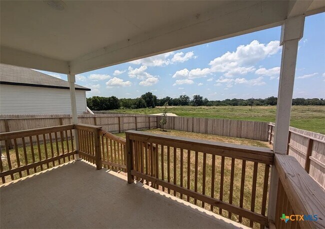 Photo - 452 Lynwood Gold