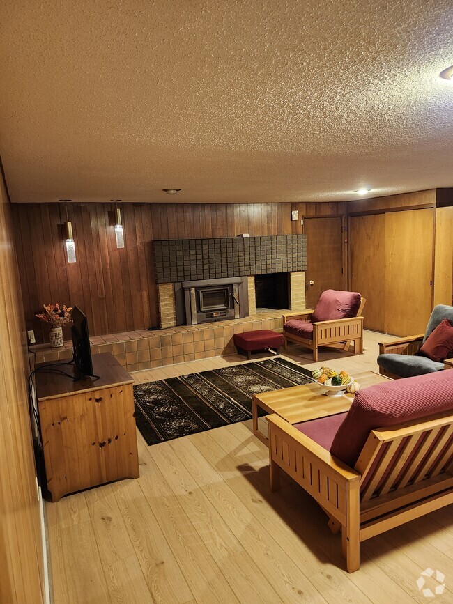 Building Photo - 1415 24th St SE Unit 24th street apartment