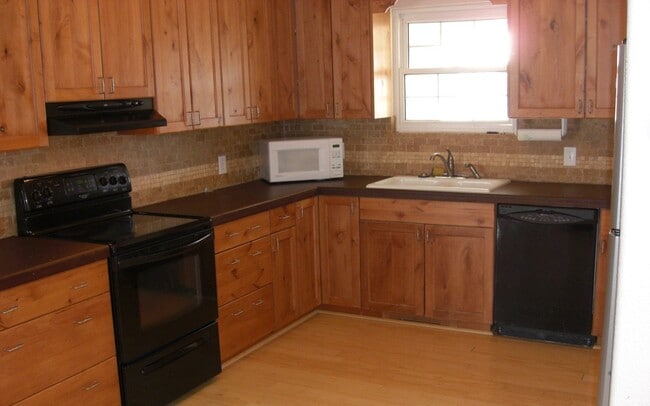 Photo - 1115 300 W