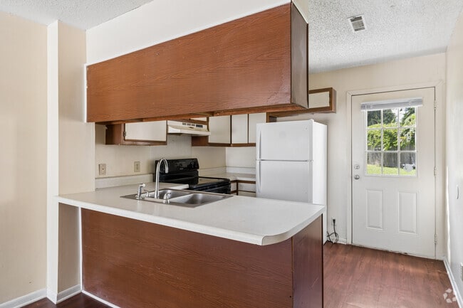 2BR, 1.5BA - 928SF - Kitchen