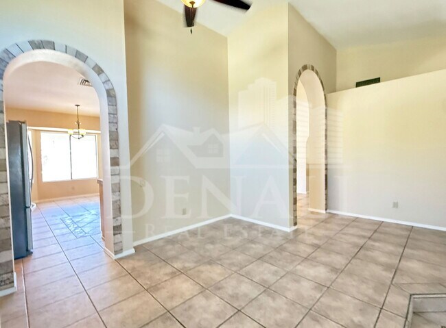 Photo - 1211 E Drake Dr