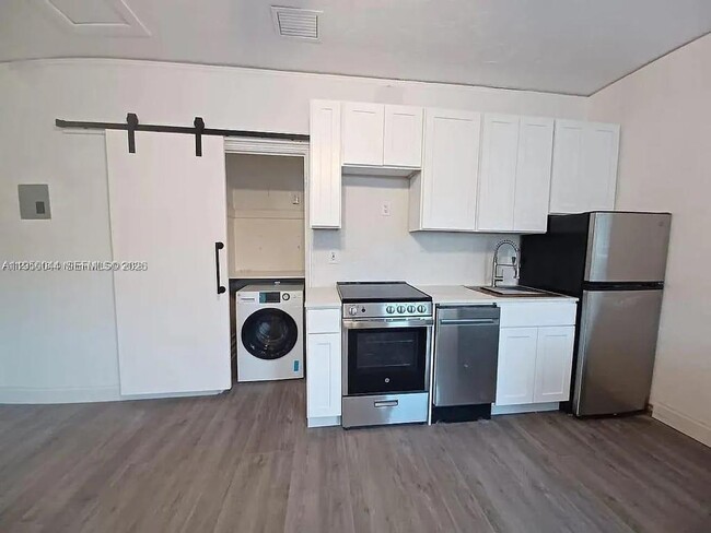 Building Photo - 2822 Pine Tree Dr Unit 4A