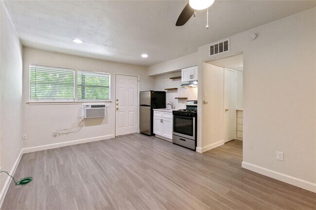Photo - 4501 Speedway Apartment Unit 204