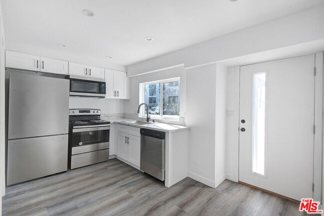 Building Photo - 1610 S Beverly Glen Blvd Unit 9