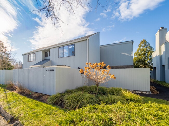 Building Photo - 2 Cypress Ln Unit 2