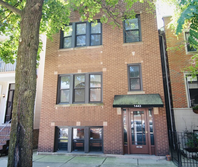 Building Photo - 1443 W Oakdale Ave Unit 1