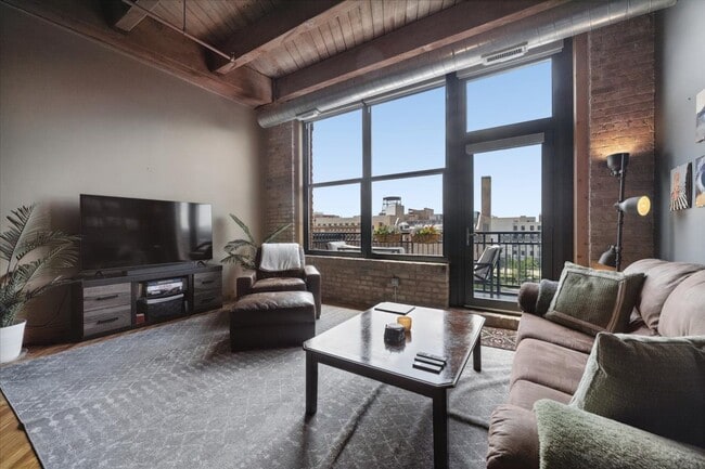 Photo - 1040 W Adams St
