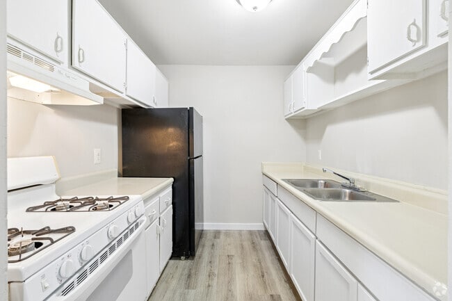 The Arvon - 2BR, 1BA - 850SF - Kitchen - Cornerstone Townhomes