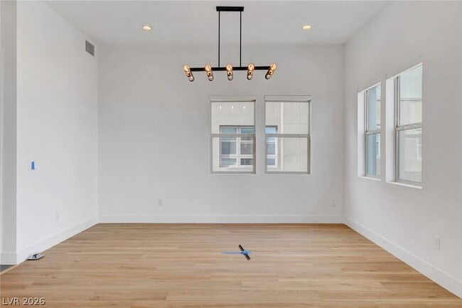 Photo - 670 Grey Saker St