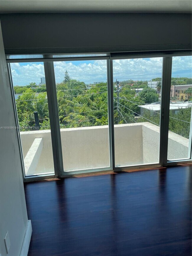 Building Photo - 1475 SW 8th St Unit 403 Rental