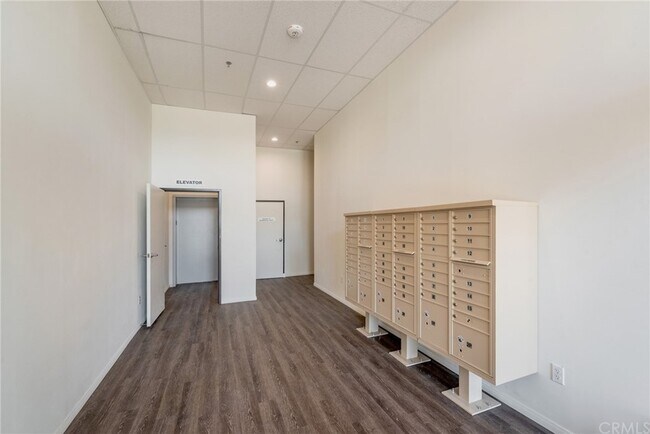 Entrada - 851 E Washington Blvd