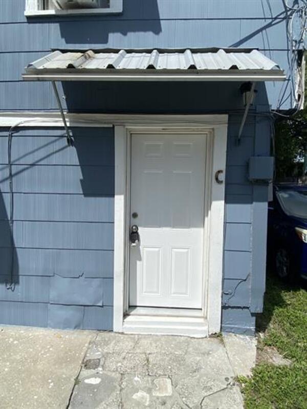 Photo - 1131 Queen St N