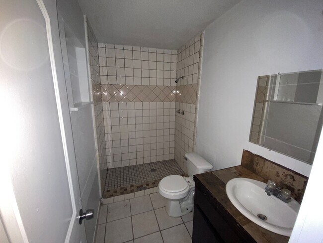 Photo - 910 Athol St Unit 3