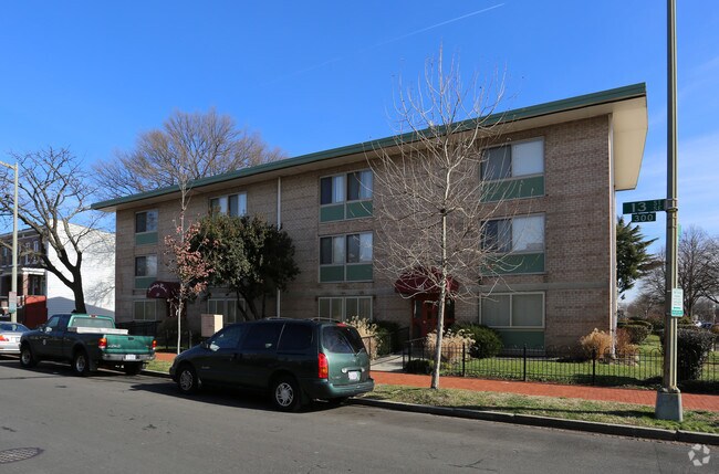 Photo - Kentucky Courts Apartments