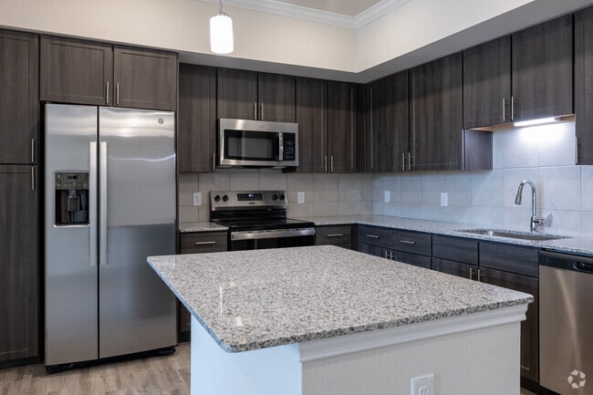 2BR, 2BA - 943SF - Kitchen