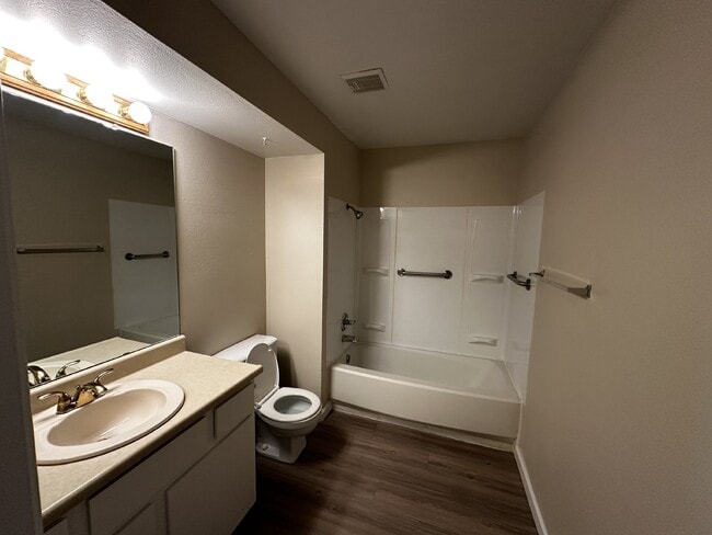 Photo - Charming condo in the Chestnut Community!

Available Now! Unidad 4-3