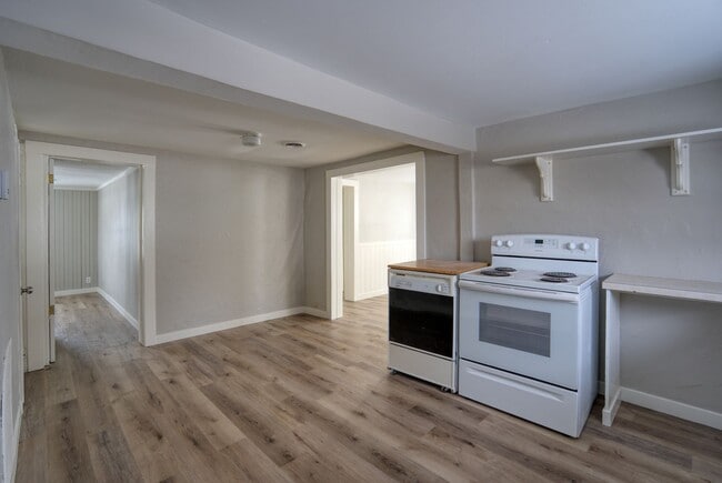 Photo - Crisp Remodeled 3-Bdr in Heart of Sisters!