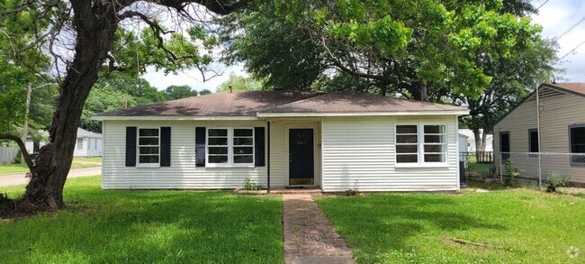Building Photo - Gorgeous 4 bedroom/1 bath with beautiful k... Rental