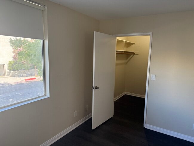 Vestidor en el dormitorio principal - 9920 Jordan Ave Unidad 7