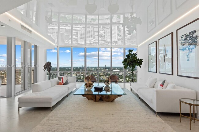 Photo - 851 NE 1st Ave Unidad PH5212