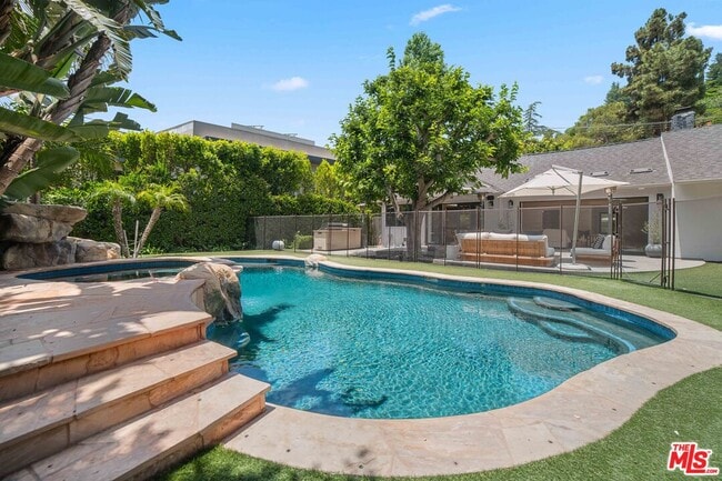 Photo - 2701 Roscomare Rd