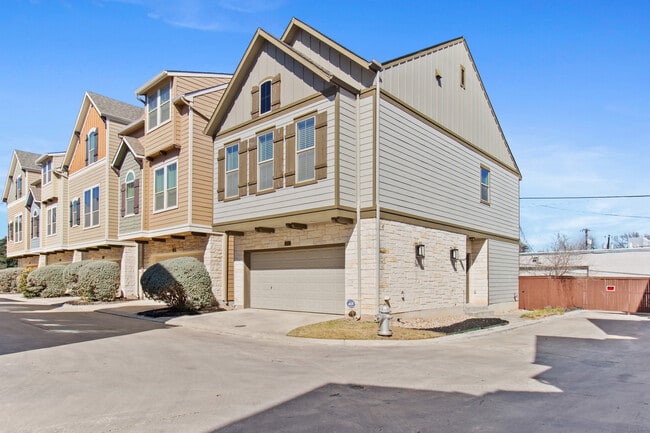 Building Photo - 221 E Courtland Pl