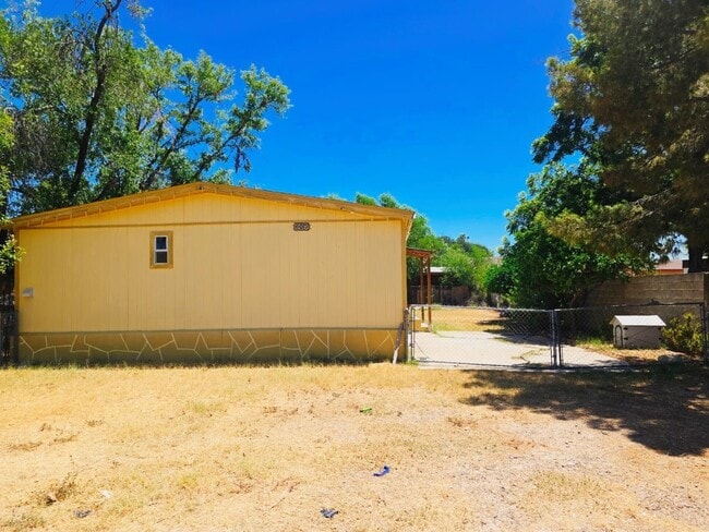 Building Photo - 603 Lobo Loop