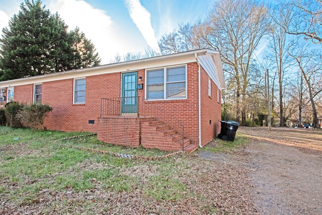Building Photo - 321 Hamilton Dr NE