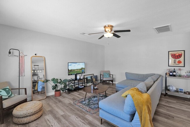Building Photo - 1635 E Oak St Unit 3 Rental