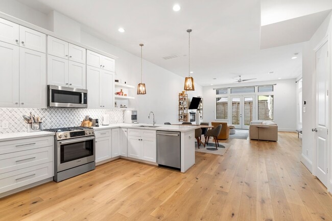 Photo - 929 Nadine St