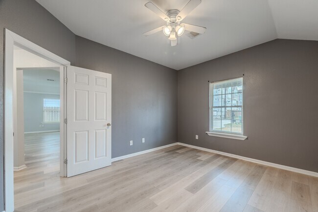 Photo - 834 Elkhart St