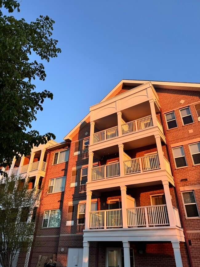 Building Photo - 418 56th St Unit 308