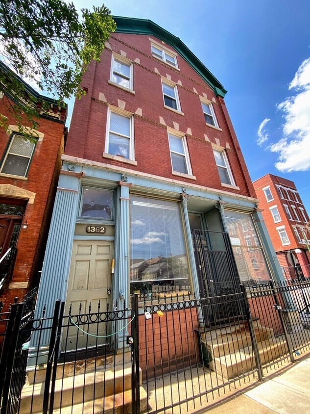 Building Photo - 1362 N Bosworth Ave Unit 2D Rental