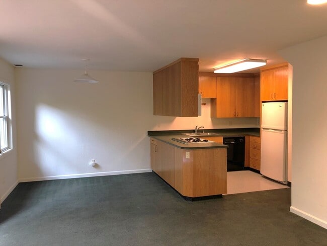 Photo - COMING SOON-Spacious 4 bedroom with 3 full bathrooms. Well maintained, private 4-plex with large ... Unidad B