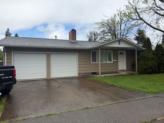 Building Photo - 3 bedroom 1 bathroom house in Springfield!