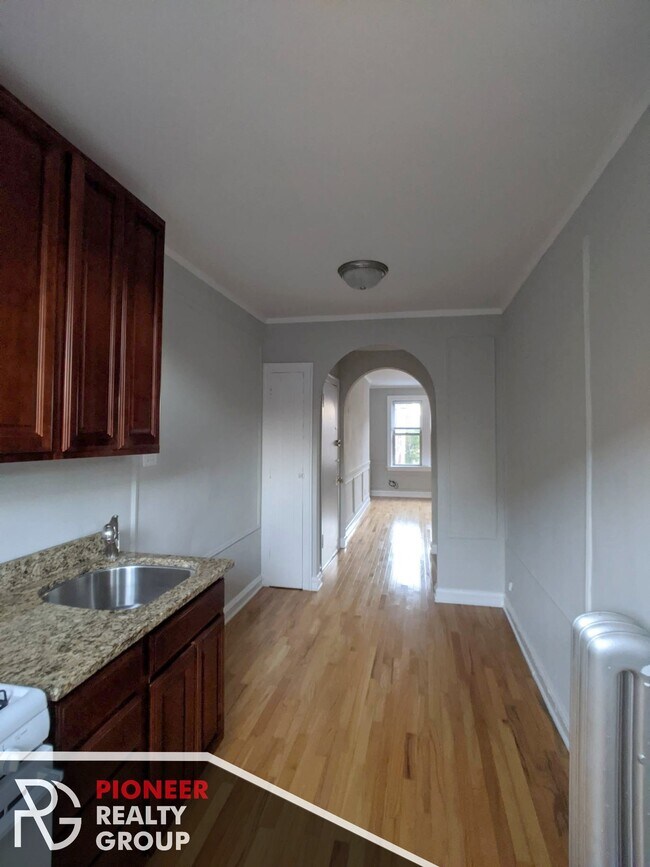 Photo - 542 W Surf St Apartments Unit W3