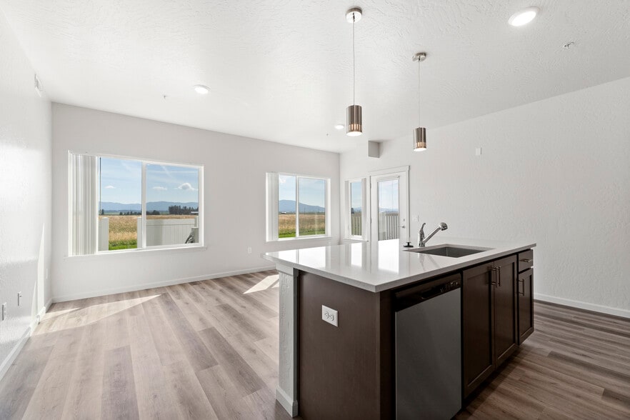 1BR, 1BA - 761SF - Kitchen/Living