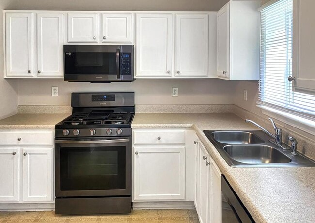 Photo - 2550 Plymouth Way