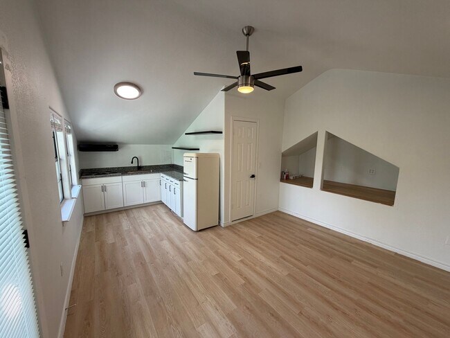 Photo - 2016 E 11th St Unit Upstairs